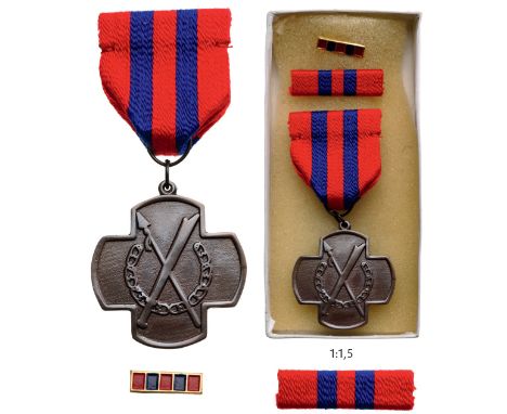 Breast Badge, 40 mm, bronze, original suspension ring and ribbon with attachment pin, in original box of issue with ribbon ba