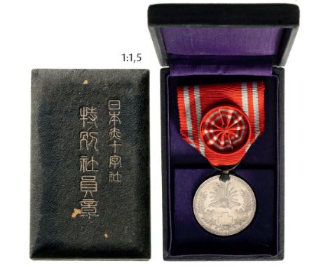 Breast Badge, silver, 30 mm, original suspension ring and ribbon with rosette, in original box of issue with Japanese inscrip