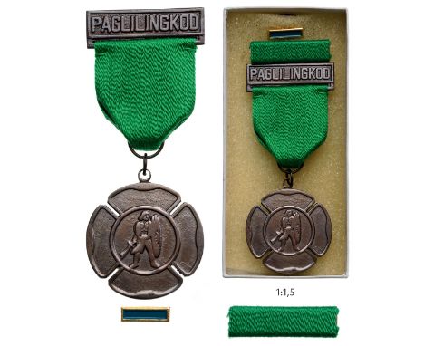 Breast Badge, 38 mm, bronze, original suspension ring and ribbon with clasp "PAGLILINGKOD", in original box of issue with rib