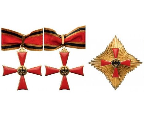 Grand Officer's Set, instituted in 1951. Neck Badge, 60 mm, gilt Silver, both sides enameled, central medallion gilt silver, 