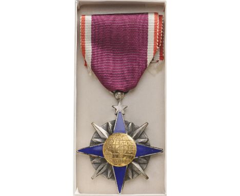 Breast Badge, 41 mm, silvered, both sides enameled, central medallions gilt, original suspension ring and ribbon, in case. Ve