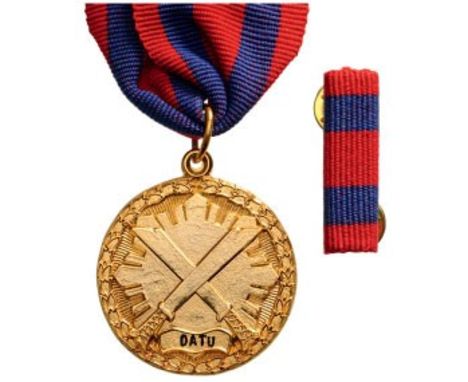 1st Class, Datu. Neck Badge, 38 mm, gilt Bronze, original suspension ring and long neck ribbon with ribbon bar. Local manufac