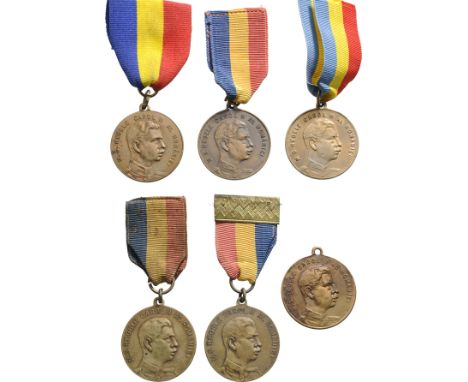 Breast Badges, 35 mm, gilt Bronze and Bronze, original suspension rings and ribbons. Interesting models of 1932 and 1933, in 