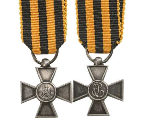3rd or 4th Class Miniature, instituted in 1765. Breast Badge, 14 mm, Silver, original suspension ring and ribbon. A scarce mi