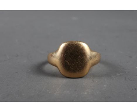 An 18ct gold signet ring, size R, 6.5g