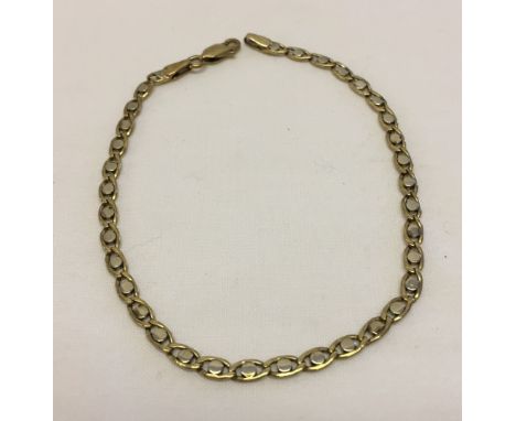 Fancy link chain bracelet in 9ct gold.  Length 20cm. Weight approx 4.5g.