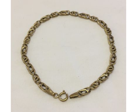 Fancy link chain bracelet in 9ct gold.  Length 21cm. Weight approx 3.1g.