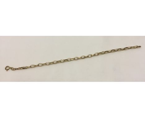 9ct gold belcher chain bracelet, measures 19cm long. Weight approx 1.8g.
