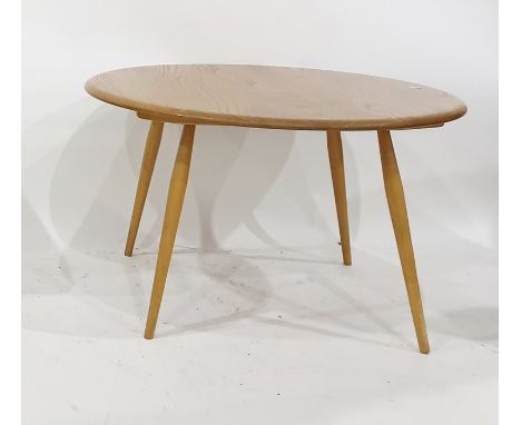 Light elm Ercol circular coffee table on beech supports, 73.5cm diameter 