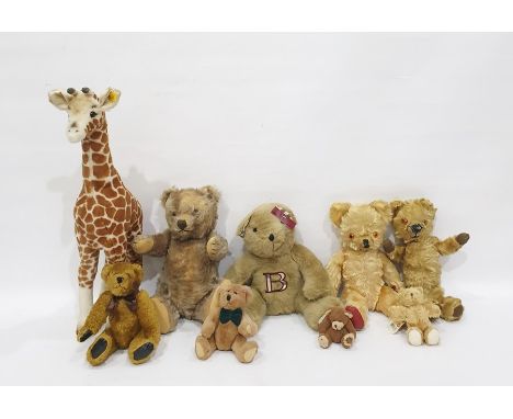 Steiff giraffe, early plush teddy bear, straw stuffed and a quantity of other bears (1 box)