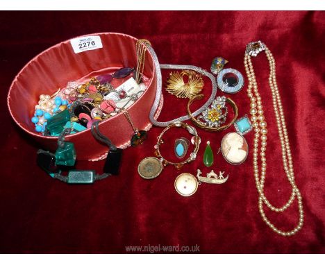 Miscellaneous costume jewellery to include; two strand pearl necklace with side fastening, vintage crescent shaped brooch, Mo