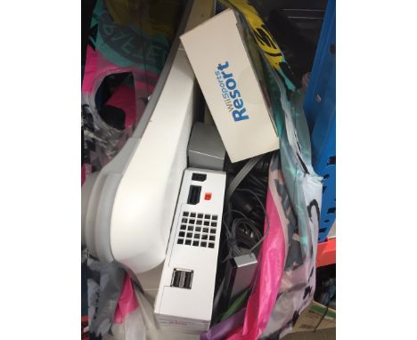 A NINTENDO WII GAMES CONSOLE AND BOX OF GAMES
