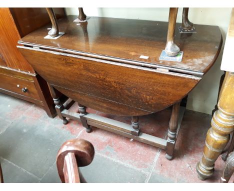 AN OAK GATE LEG TABLE
