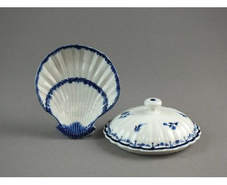 An English pearlware shell-form pickle dish, circa 1800, unmarked, 10cm wide; together with a Caughley porcelain sucrier cove