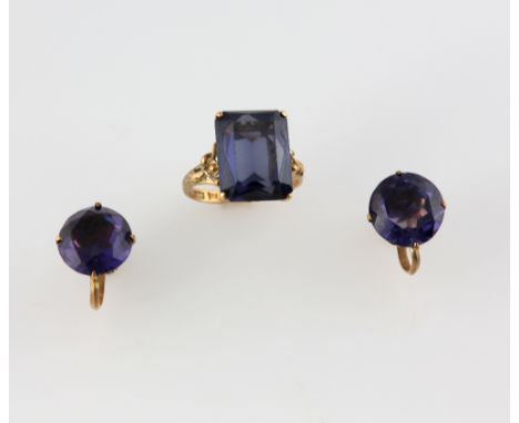 Synthetic colour change sapphire ring, rectangular cut stone, estimated weight 8.65 carats, with floral detailing on shoulder