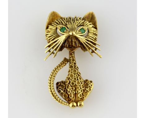 Vintage cat brooch, with round cut emerald eyes, mounted in 18 ct yellow gold, hallmarked London 1980, measuring approximatel