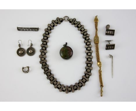 Victorian necklace with engraved floral motif, measuring approximately 43cm in length, with bolt ring clasp, a pair of  circu