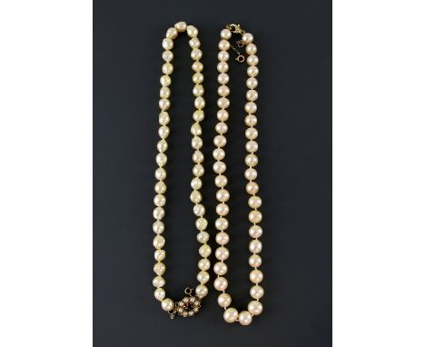 Cultured pearl necklace, with oval peach coloured pearls, measuring 9mm in diameter, strung with knots, measuring approximate
