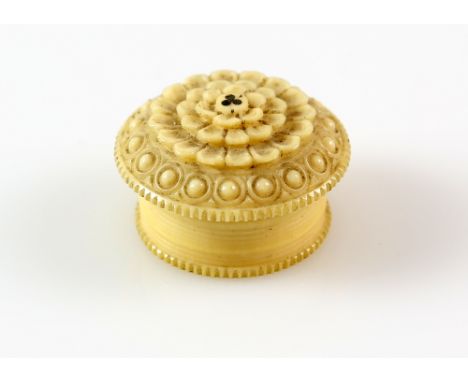 19th century century ivory games token holder with four tokens, diameter 3cm,PLEASE NOTE: THIS ITEM CONTAINS OR IS MADE OF IV