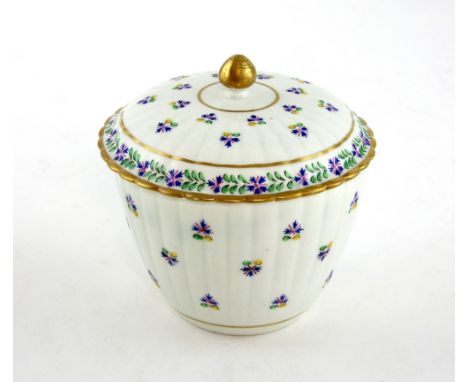 Caughley porcelain covered sugar bowl, decorated with floral sprigs, 13cm.   