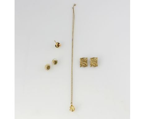 Group of gold jewellery, two matching 'S' shaped brooches, with pin and roll catch fittings, measuring approximately 1.7 x 1.