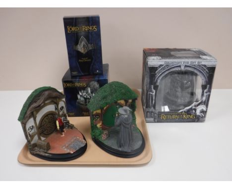 A tray containing two unboxed Lord Of the Rings No Admittance figures, together with a boxed Lord Of The Rings Sideshow Weta 