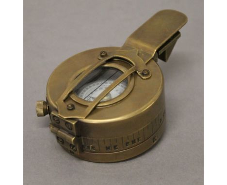 A brass compass. 6 cm wide.