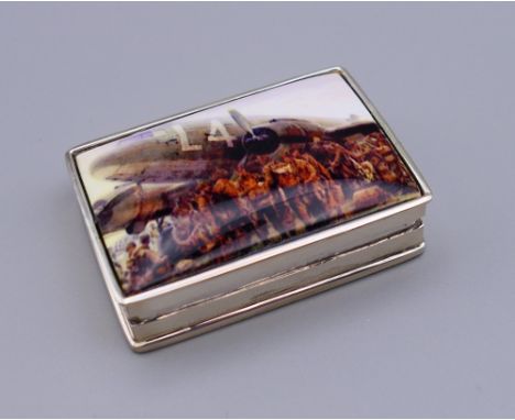 A silver snuff box depicting airmen. 5 cm wide.
