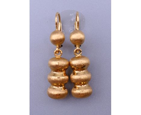 A pair of 14 K gold earrings. 2.5 cm high. 4.4 grammes.
