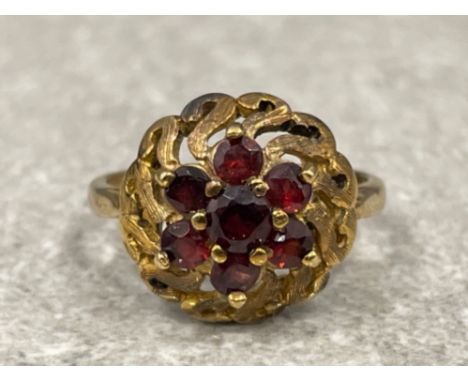 Ladies 9ct gold Garnet ornate ring. Size M 3.5G