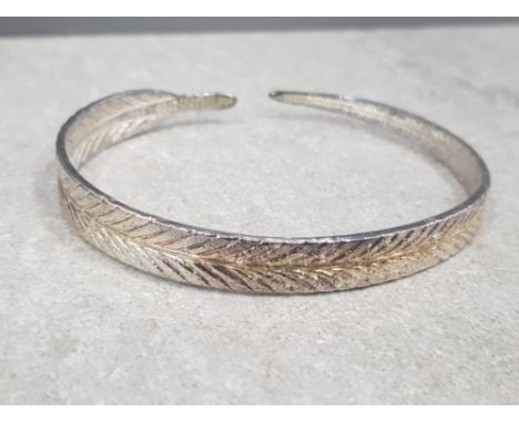 Silver bangle in feather design, 18.9g