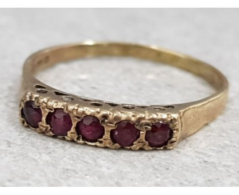 9k yellow gold ruby ring, size R, 1.7g gross