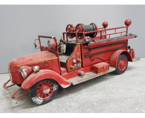 1930s red fire engine scaled model, 34cm