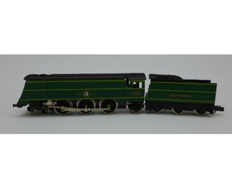 A Graham Farish 1523 Cunard White Star model railway locomotive, boxed