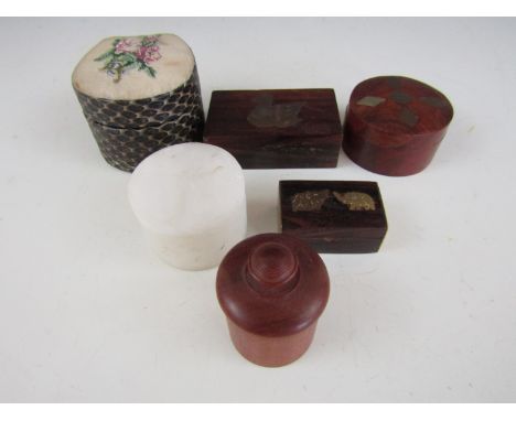 Vintage treen and other trinket boxes, including a 1940s needlework jewellery box etc (6)