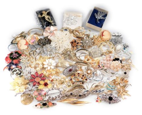 A quantity of vintage and other costume jewellery, to include imitation cameo brooches, floral spray brooches, faux pearl set