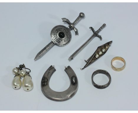 A small selection of assorted jewellery items comprising a 9ct gold band, gross weight approximately 3.7g, a silver horseshoe