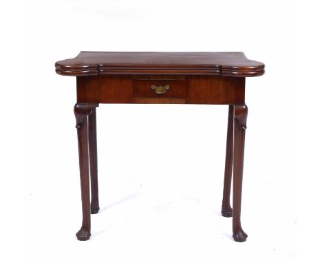 AN 18TH CENTURY MAHOGANY GAMING TABLE with green baize top and gate leg support, 77cm x 80cm open