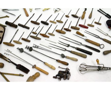 A SELECTION OF VINTAGE TOOLS including miniature worktop vice, augers, kitchen bygones etc