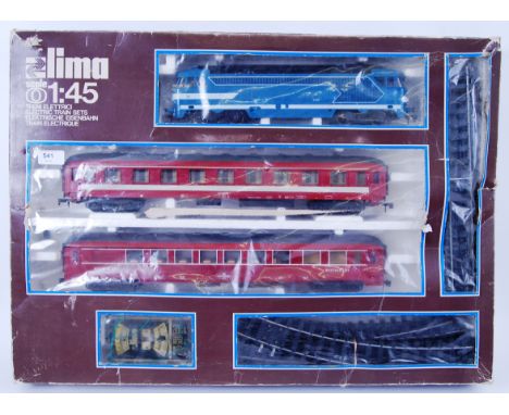 LIMA 0 GAUGE; A rare Lima 0 Gauge 1:45 scale model railway trainset set, within the original box. With 67001 electric locomot