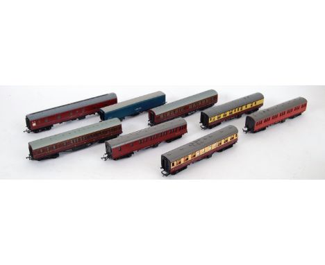 00 GAUGE: A collection of 8x assorted vintage 00 gauge railway trainset carriages, various makes and models to include Lima, 