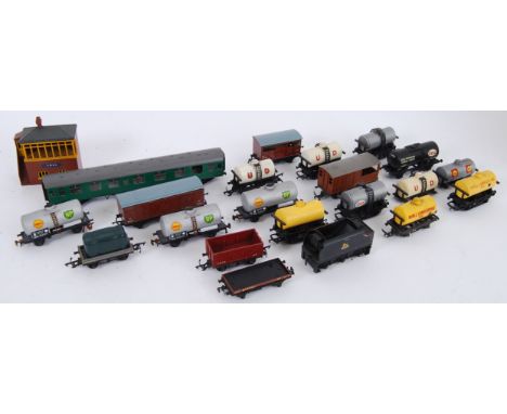 00 GAUGE: A collection of vintage 00 gauge railway trainset wagons, carriages and other related items. To include Shell, BP a