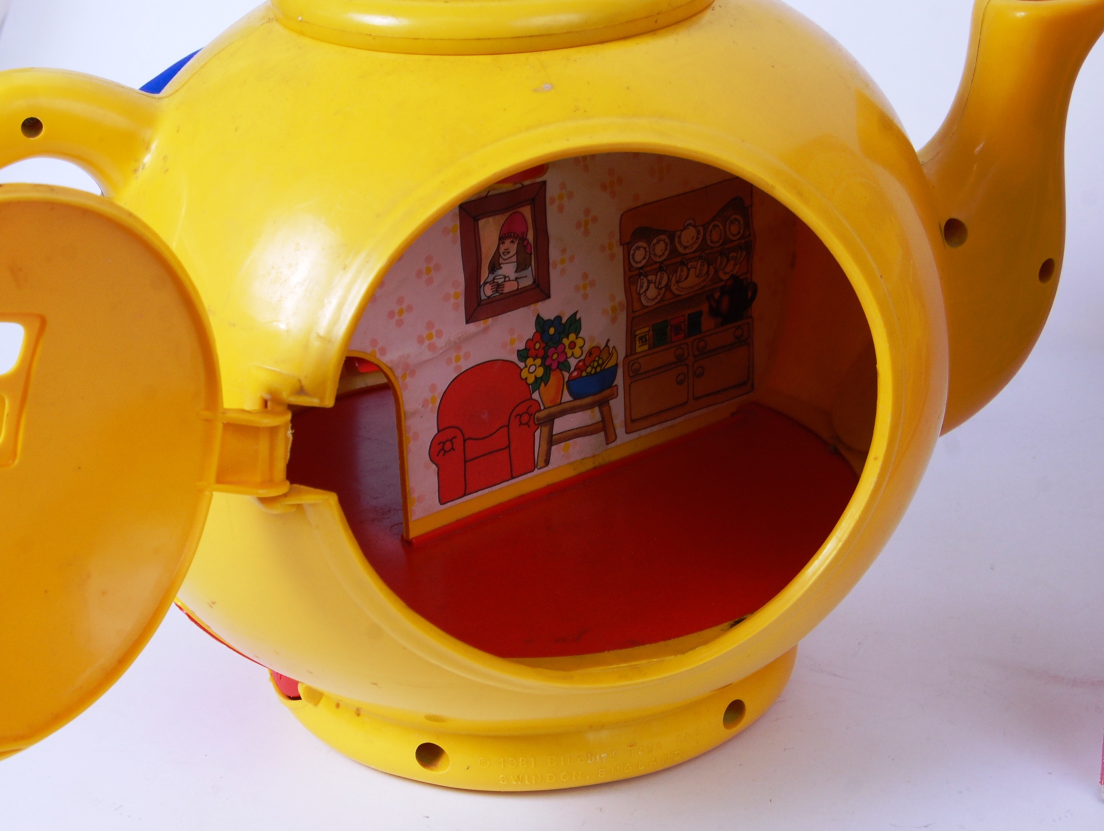 BIG YELLOW TEAPOT; A vintage 1980's Bluebird made ' Big Yellow Teapot