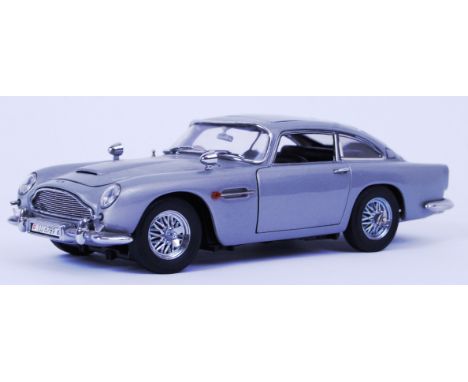 DANBURY MINT DB5: A rare 1:24 scale diecast model James Bond Aston Martin DB5 made by Danbury Mint. Appears in mint condition