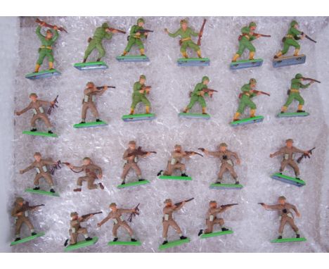 BRITAINS: A collection of 24x vintage Britains Deetail mounted plastic and metal based soldiers / figures. Various stances an