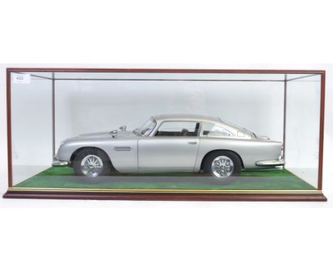 JAMES BOND 1:8 SCALE ASTON MARTIN; A large and heavy quality 1:8 scale Eaglemoss diecast precision model of James Bond's Asto