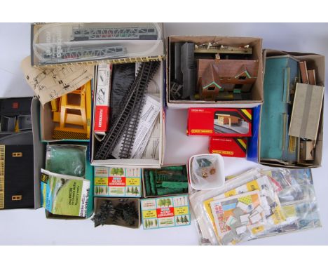 00 GAUGE: A large collection of assorted vintage 00 gauge railway trainset layout accessories to include various buildings, M