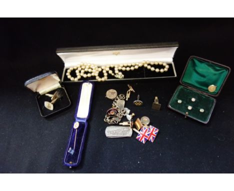 A MIXED COLLECTION OF JEWELLERY, including a diamond set stick pin and 9ct gold dress studs and others similar