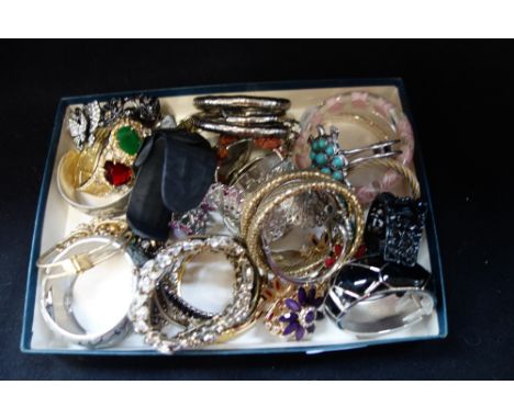 A COLLECTION OF COSTUME BANGLES, including a turquoise bangle in the form of a turtle and others similar