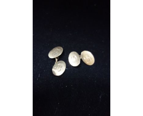 A PAIR OF ENGRAVED 9CT GOLD CUFFLINKS, both cufflinks engraved with letters 'D' and 'R', weight 3.4g